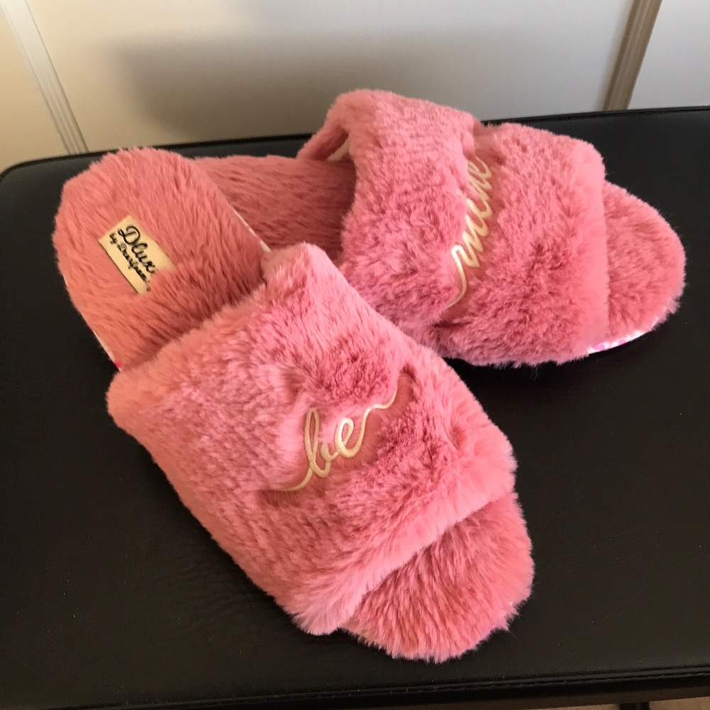 Dearfoam houseshoes Barbiecore Womens Size 9/10  machine wash Non Smoking Home
